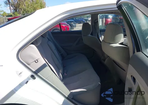 2010 Toyota Camry Le z USA, uszkodzony, nr VIN 4T1BF3EK1AU575989